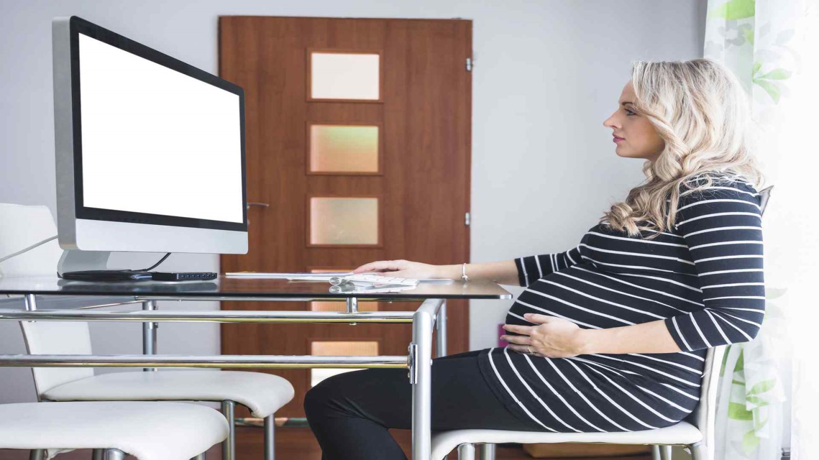 עובדת בהריון עובדת מול מחשב